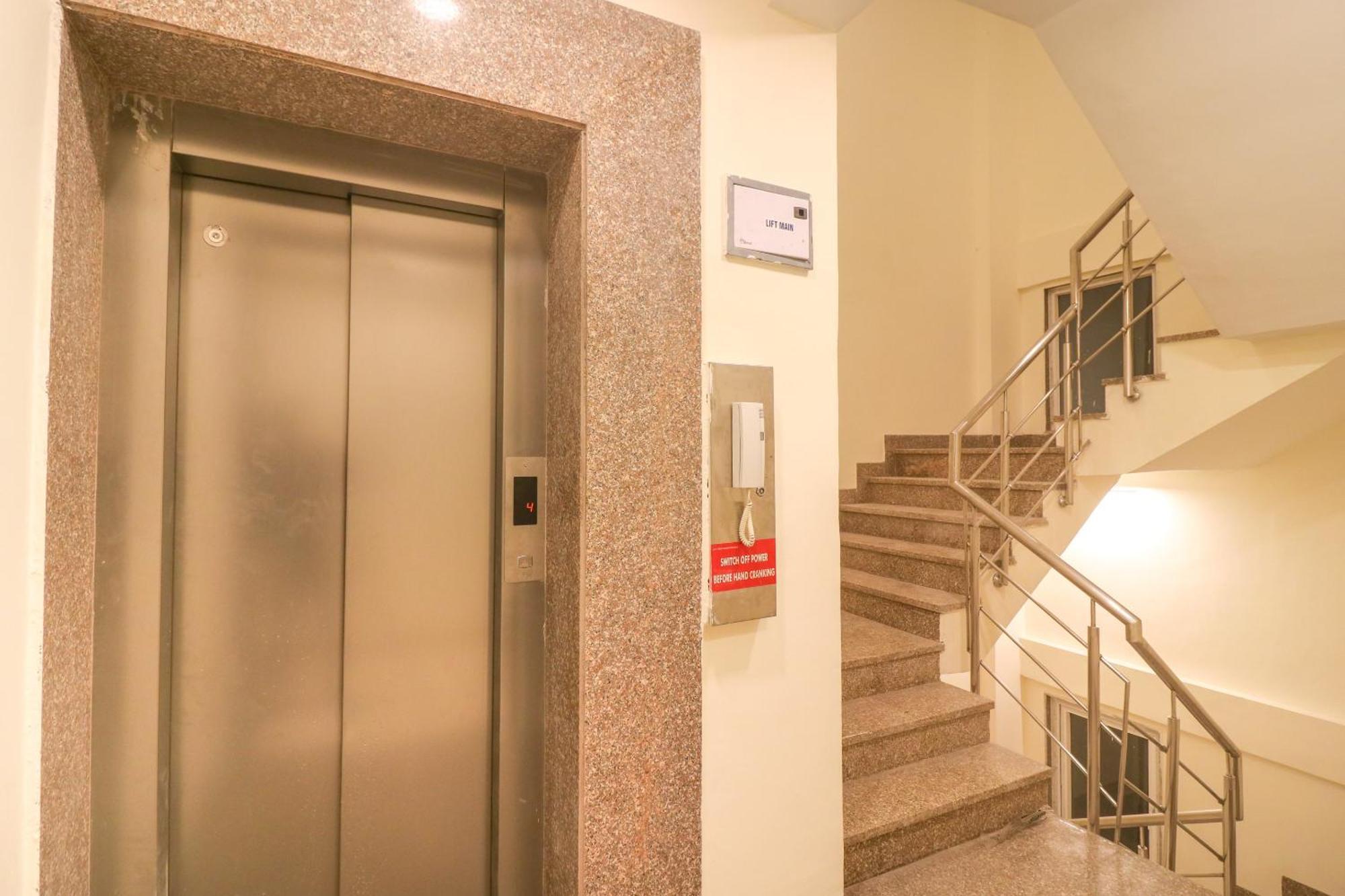 Super Hotel O Comfort Residency Near Artemis Hospital Ґурґаон Екстер'єр фото