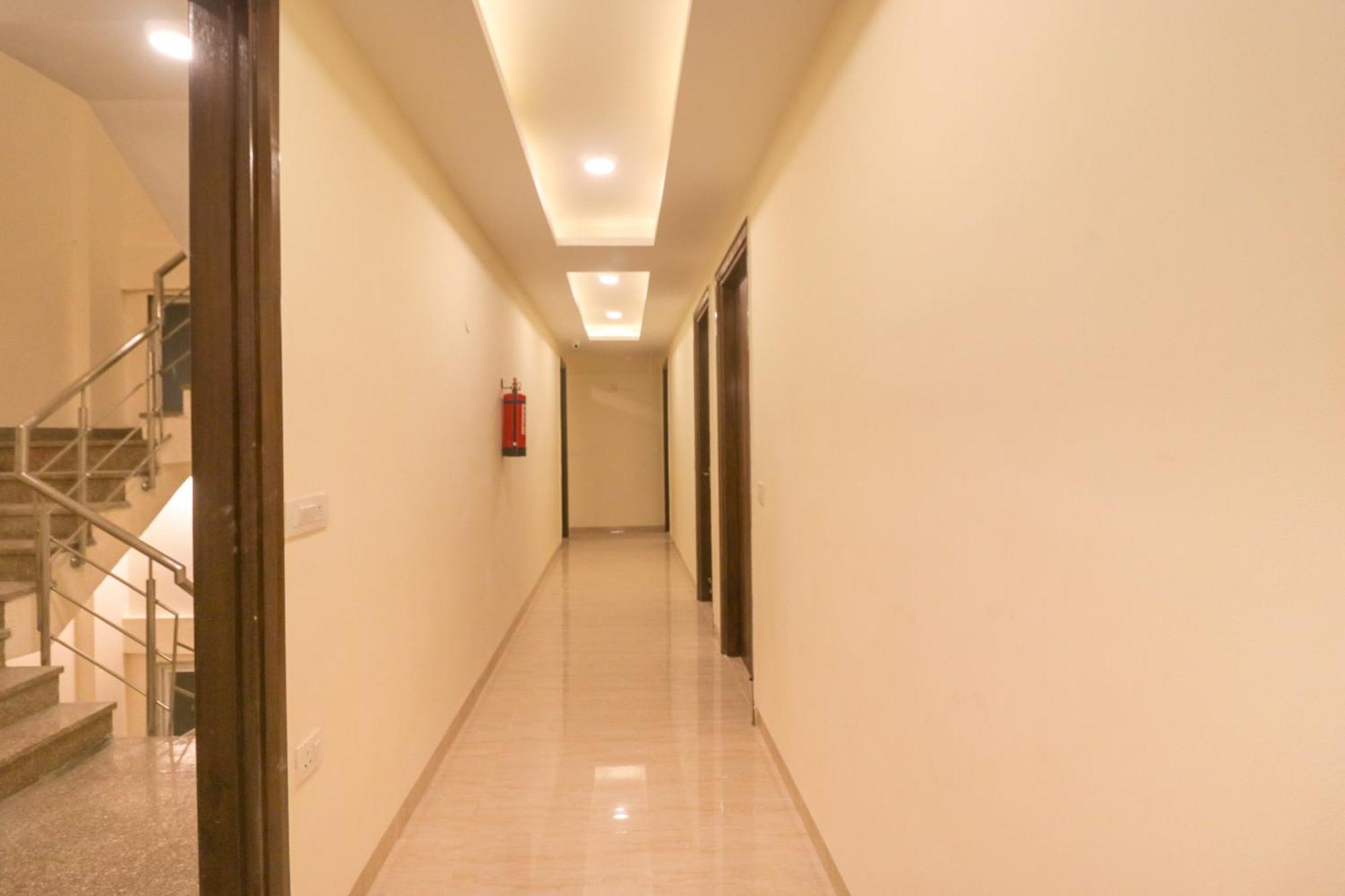 Super Hotel O Comfort Residency Near Artemis Hospital Ґурґаон Екстер'єр фото